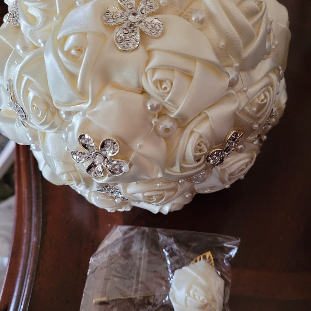 Ivory bouquet with boutonniere